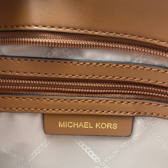 Micheal Kors Purse - Picture 5 of 5